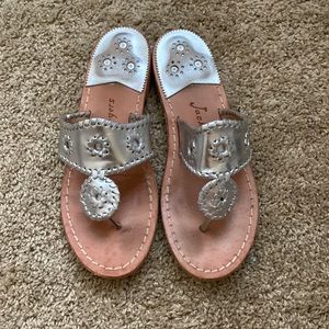 Jack Rogers Jack Flat sandal in silver. Size 7.